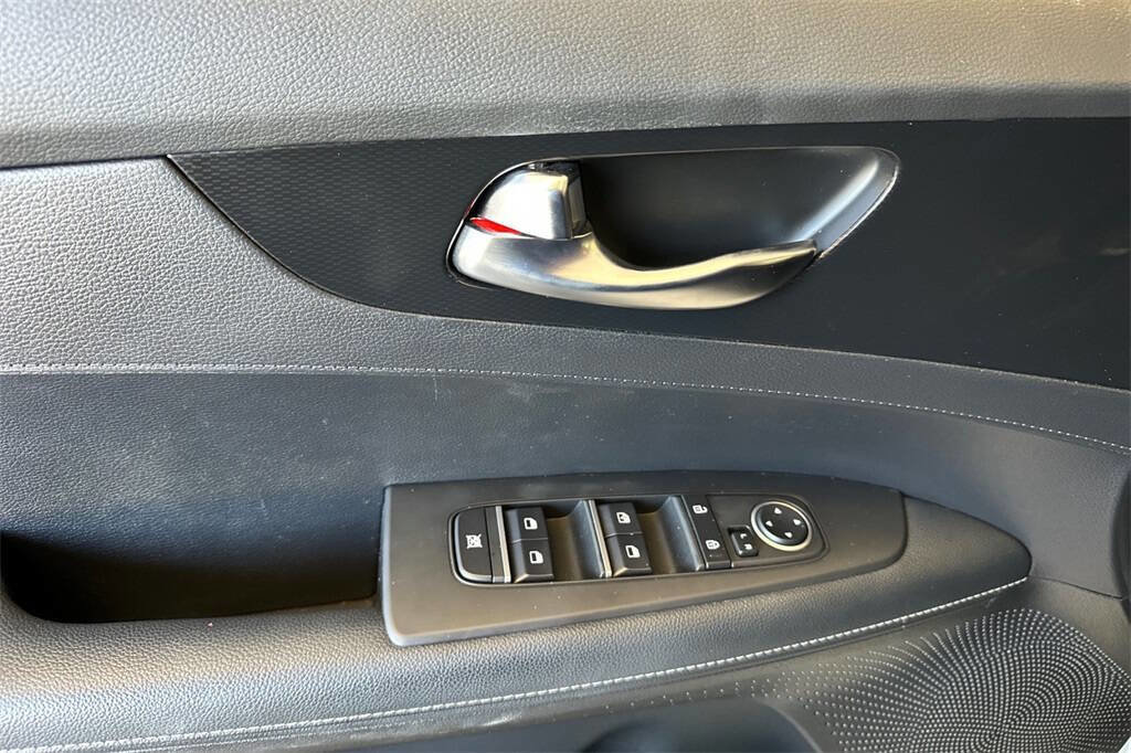 Used 2024 Kia Forte GT-Line image 11