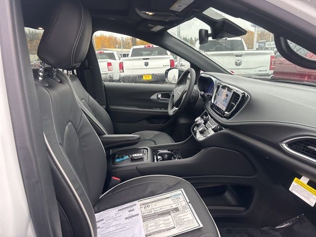 New 2026 Chrysler Pacifica Limited image 11