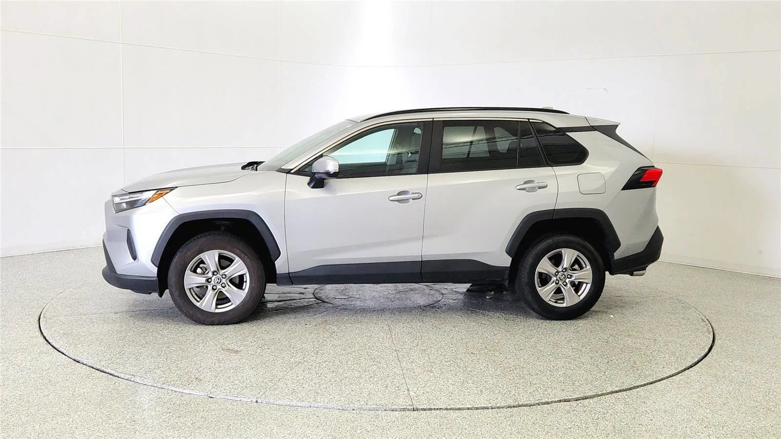 Used 2024 Toyota RAV4 XLE FWD image 4