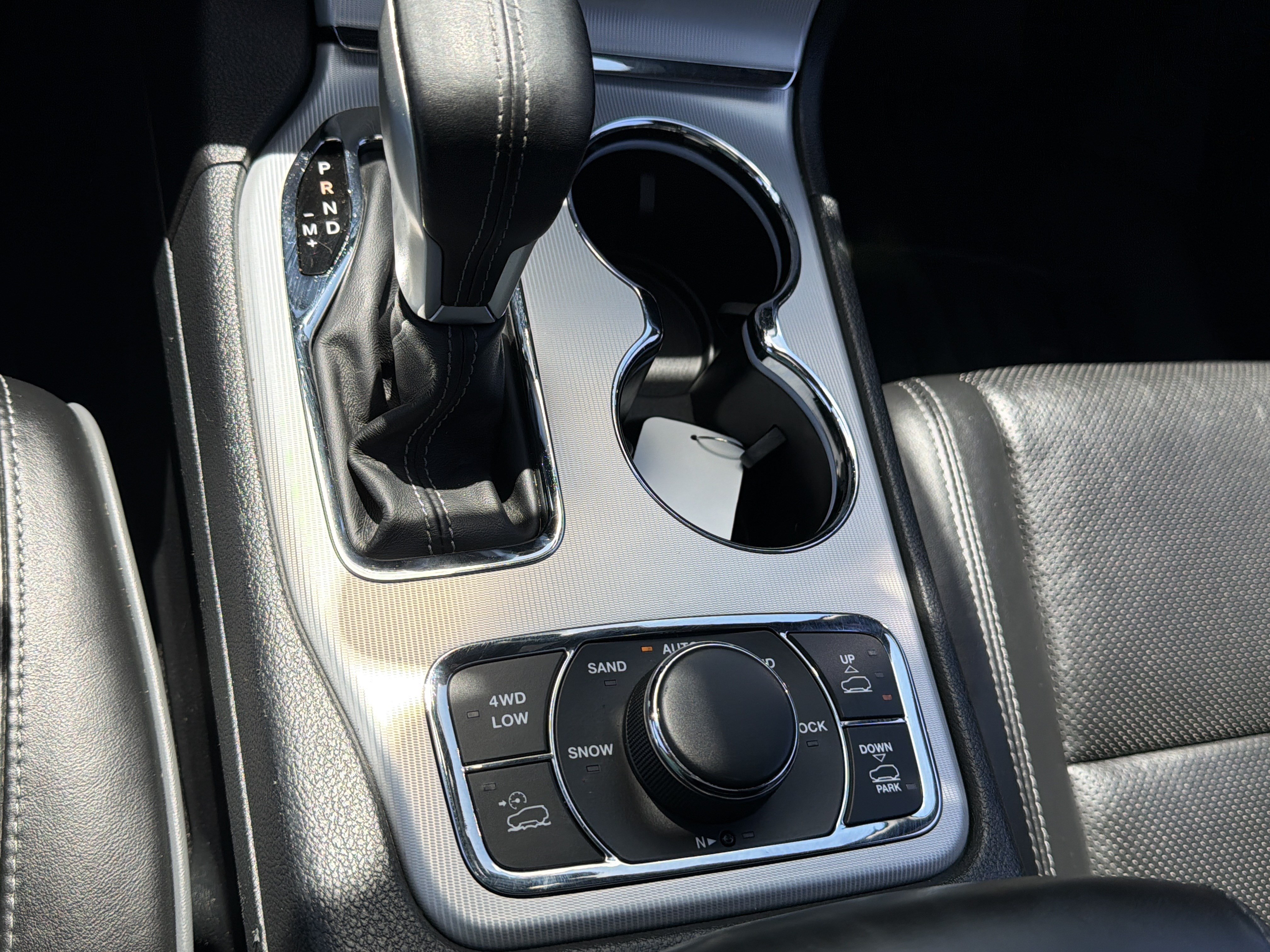 Used 2019 Jeep Grand Cherokee Overland AWD/4WD image 26