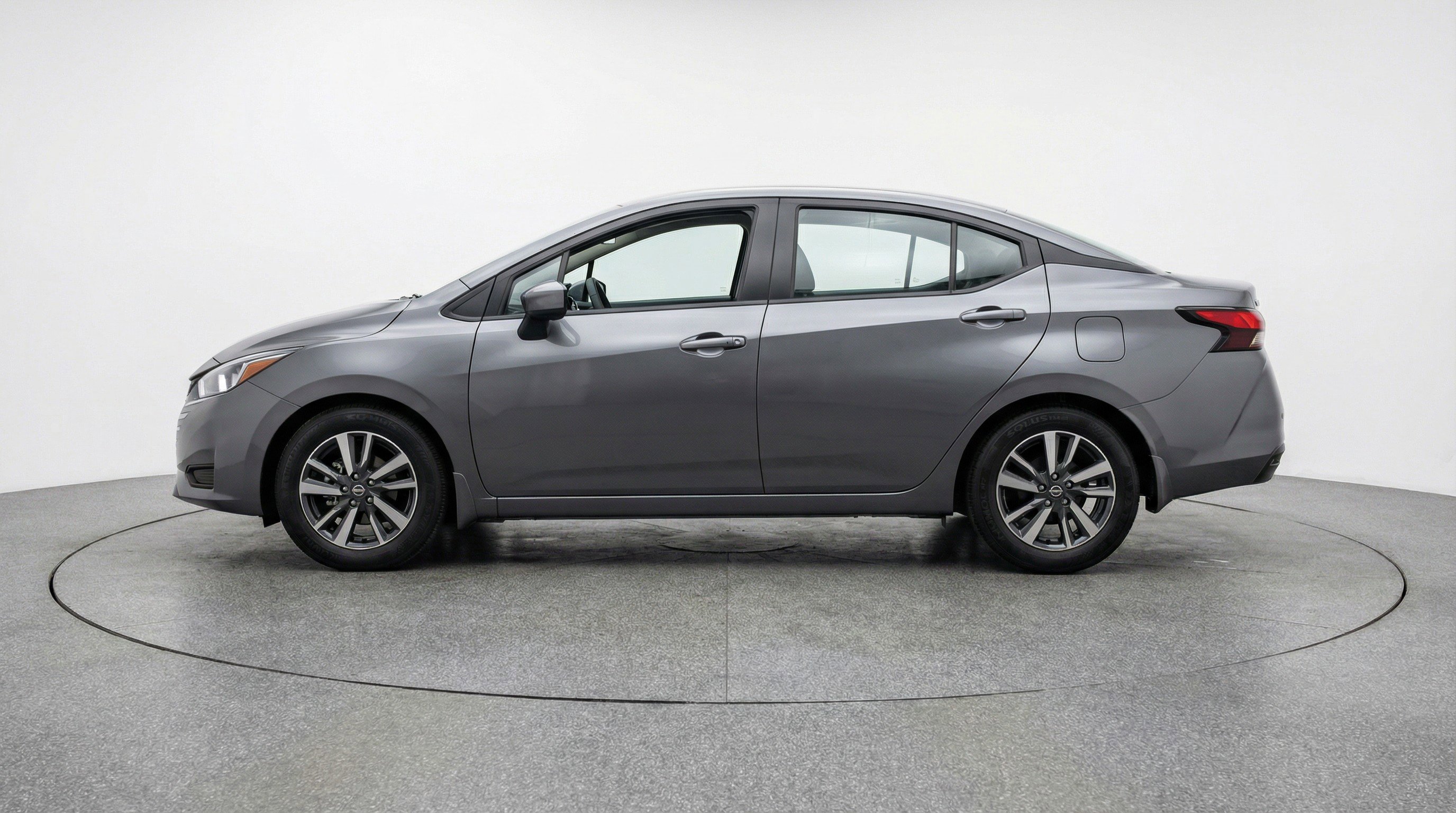 Used 2025 Nissan Versa SV image 5