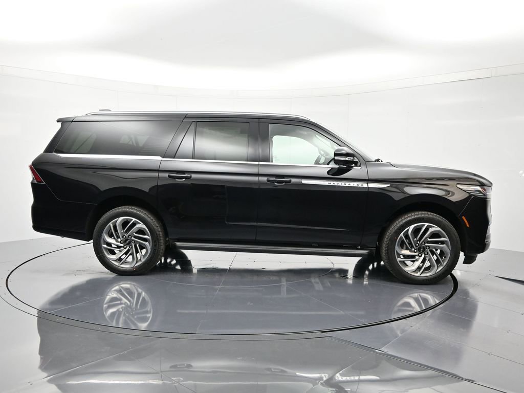 New 2026 Lincoln Navigator L Premier AWD/4WD image 4