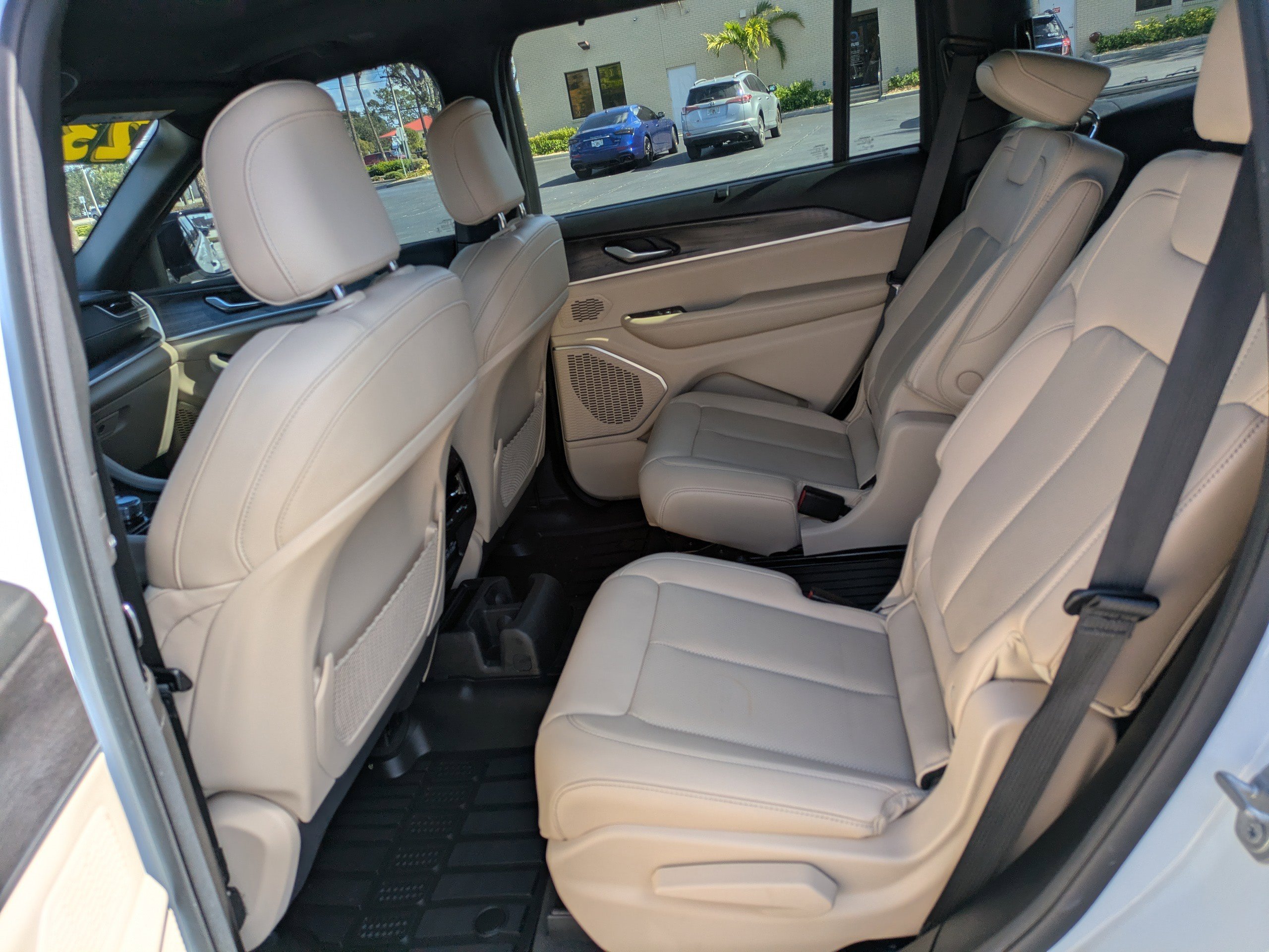 Used 2023 Jeep Grand Cherokee L Limited w/ Luxury Tech Group II image 12