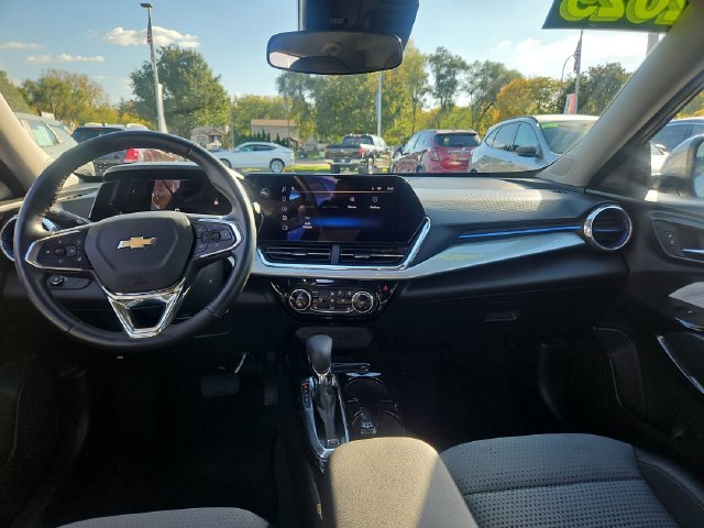 Used 2025 Chevrolet Trax LT w/ LT Convenience Package FWD image 13
