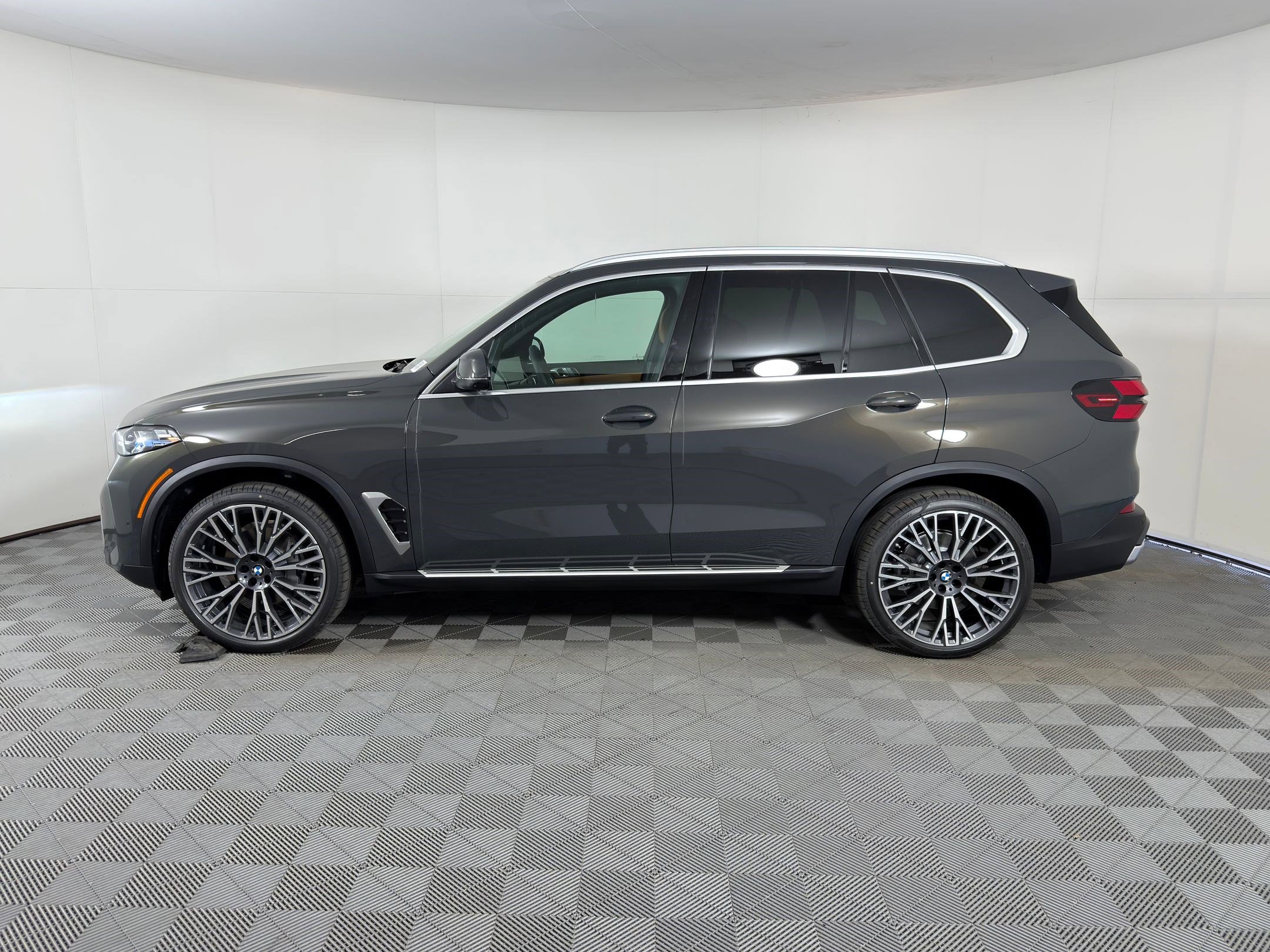 New 2026 BMW X5 sDrive40i image 2