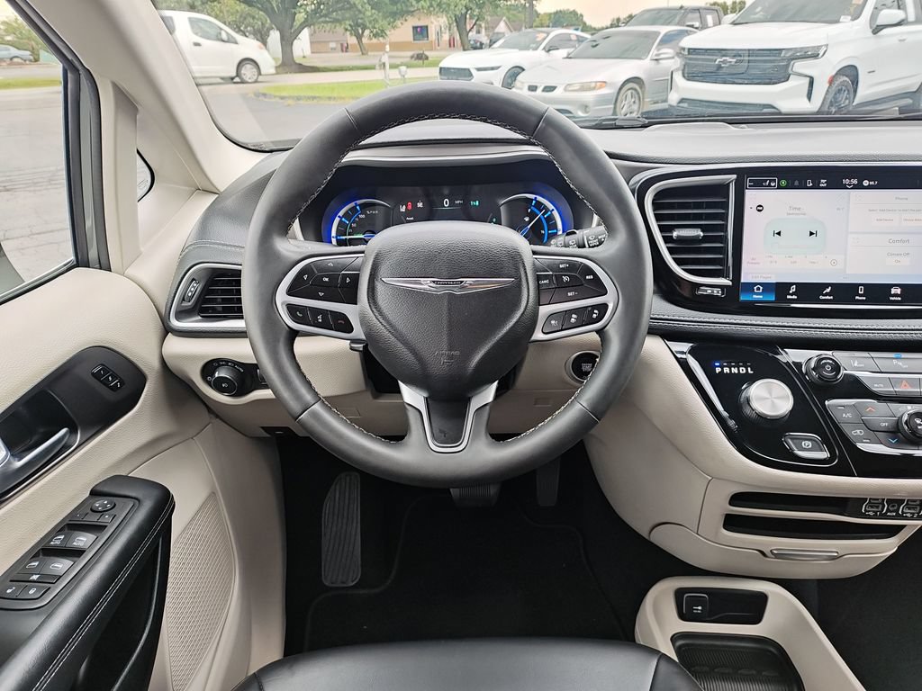 Used 2023 Chrysler Pacifica Touring-L FWD image 16