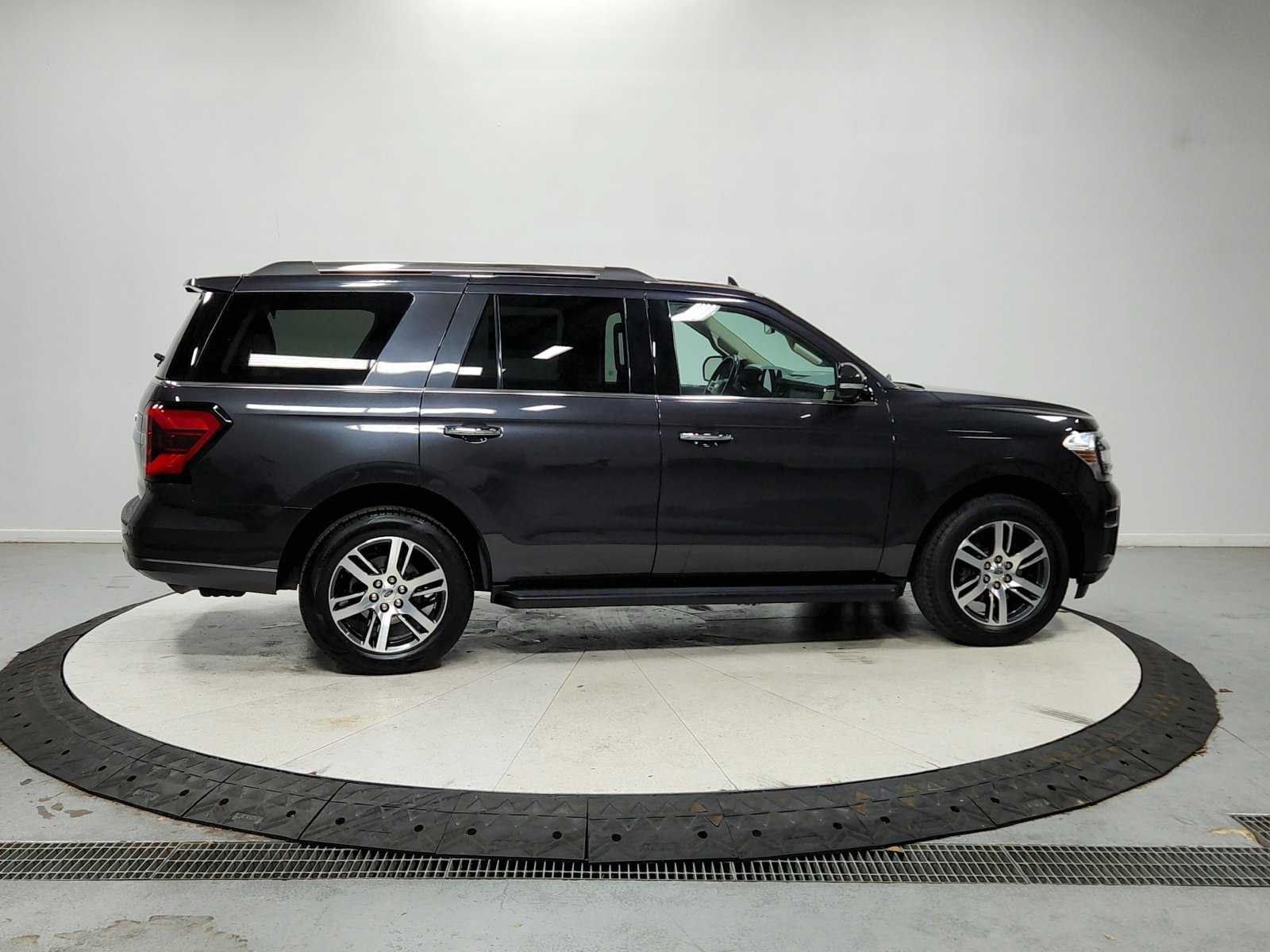 Used 2024 Ford Expedition Limited RWD image 9