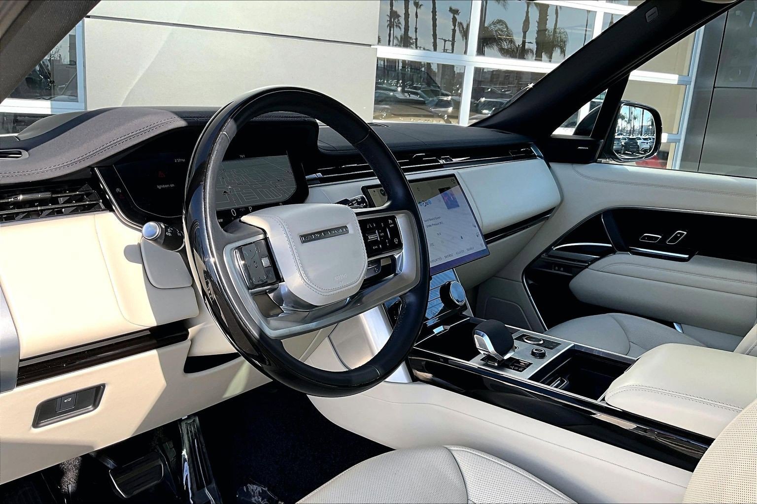 Used 2023 Land Rover Range Rover Long Wheelbase SE image 13