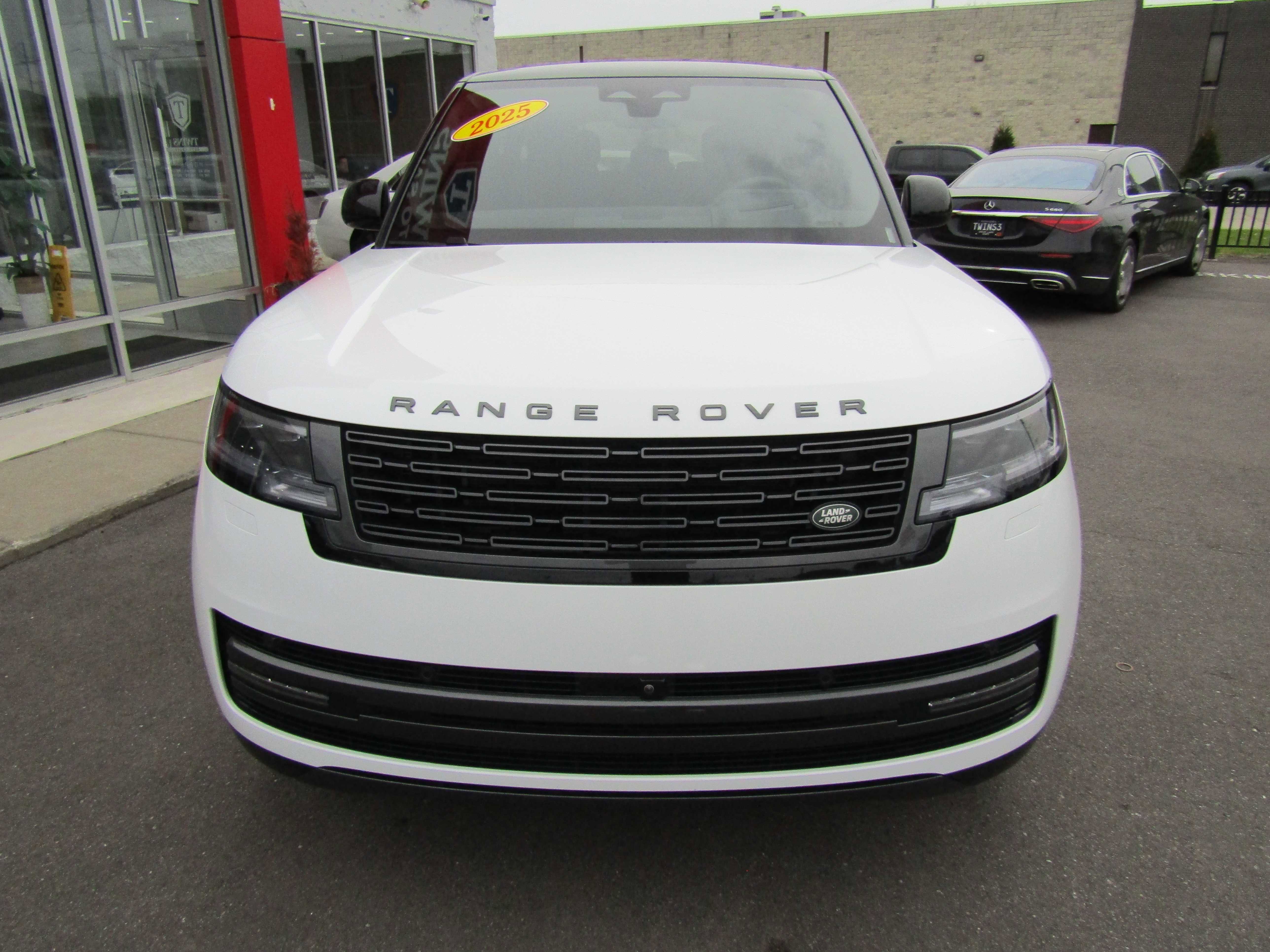 Used 2025 Land Rover Range Rover SE AWD/4WD image 3