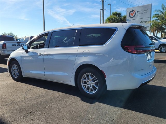New 2026 Chrysler Pacifica Select image 5