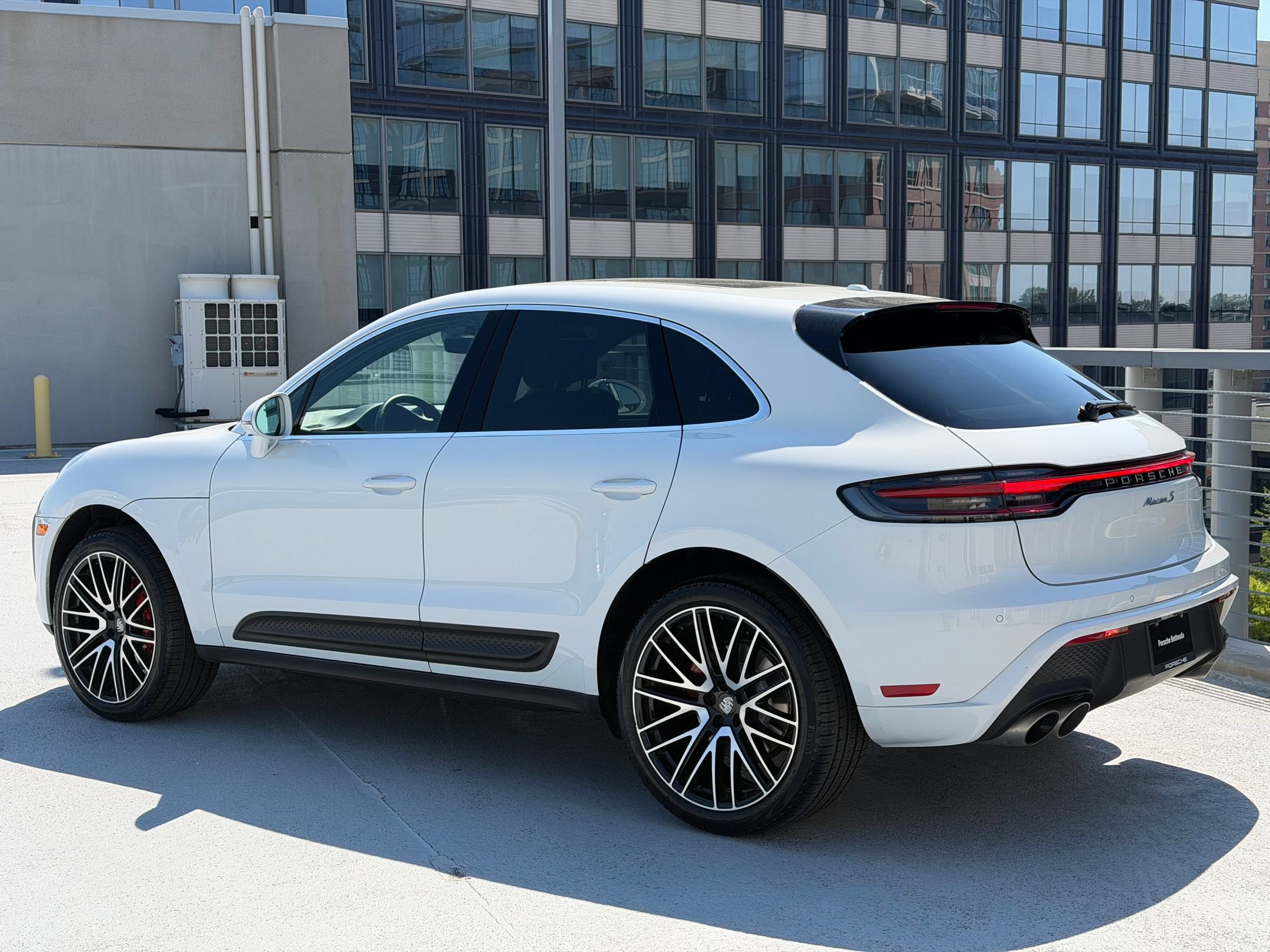 Certified 2023 Porsche Macan S AWD/4WD image 3