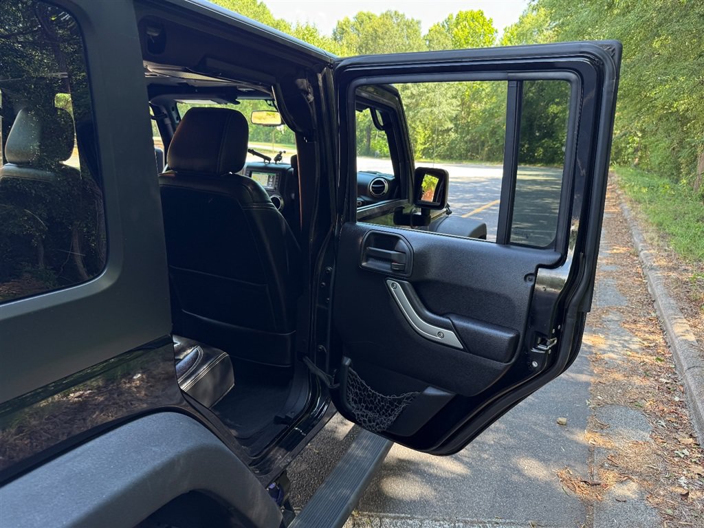 Used 2015 Jeep Wrangler Unlimited Rubicon w/ Dual Top Group AWD/4WD image 58