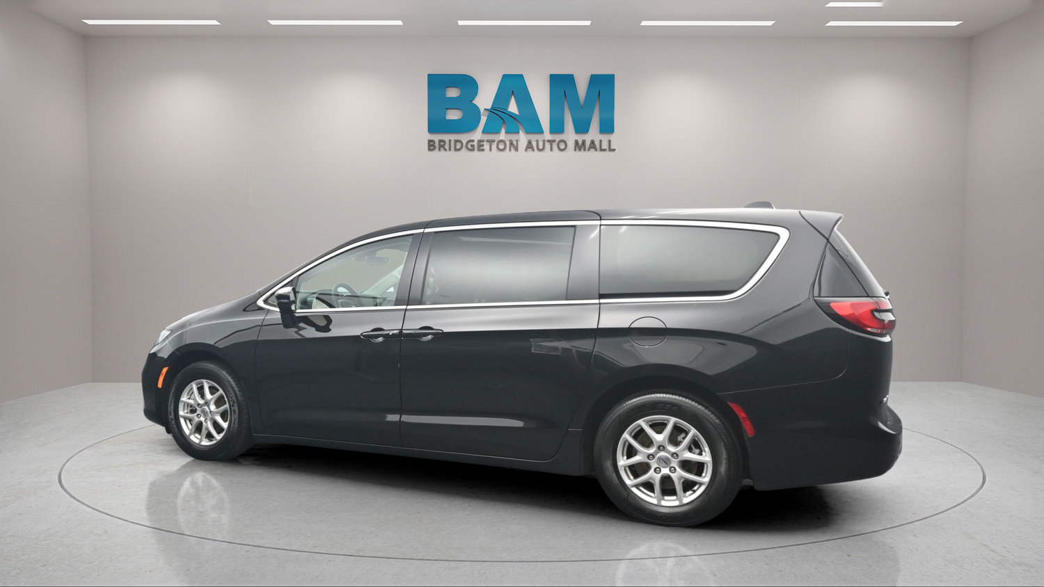 Used 2024 Chrysler Pacifica Touring-L FWD image 4
