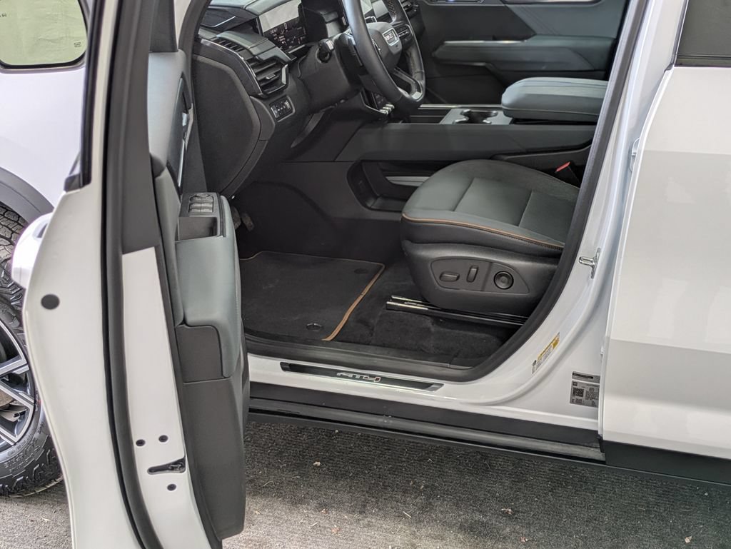 New 2026 GMC Acadia AT4 w/ LPO, Floor Liner Package AWD/4WD image 31