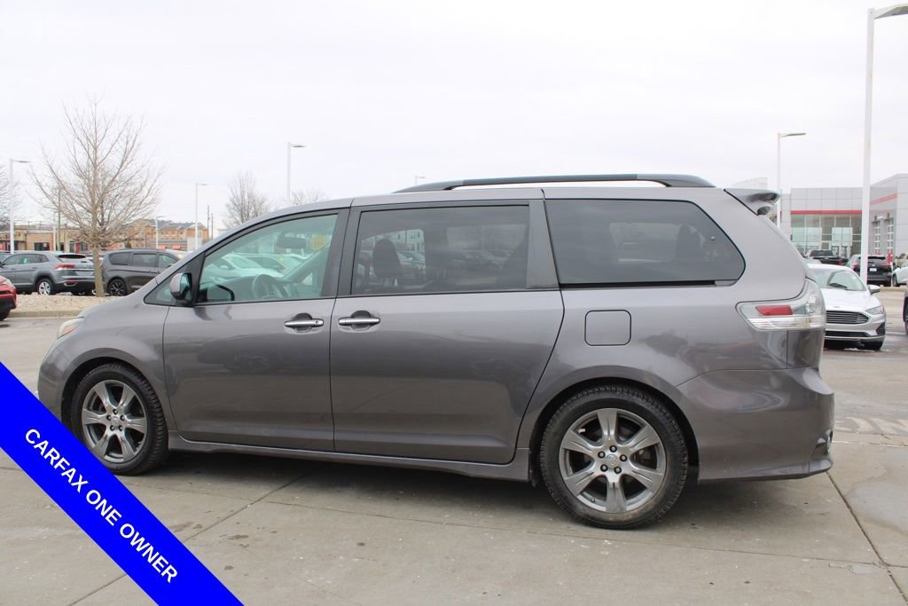 Used 2017 Toyota Sienna SE Premium image 4