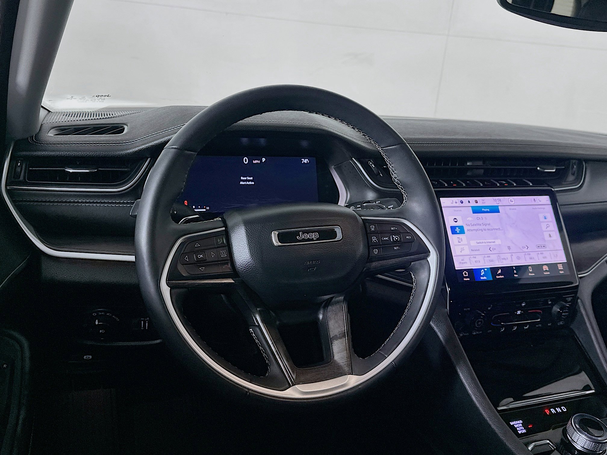 Used 2023 Jeep Grand Cherokee L Limited w/ Black Appearance Package image 18