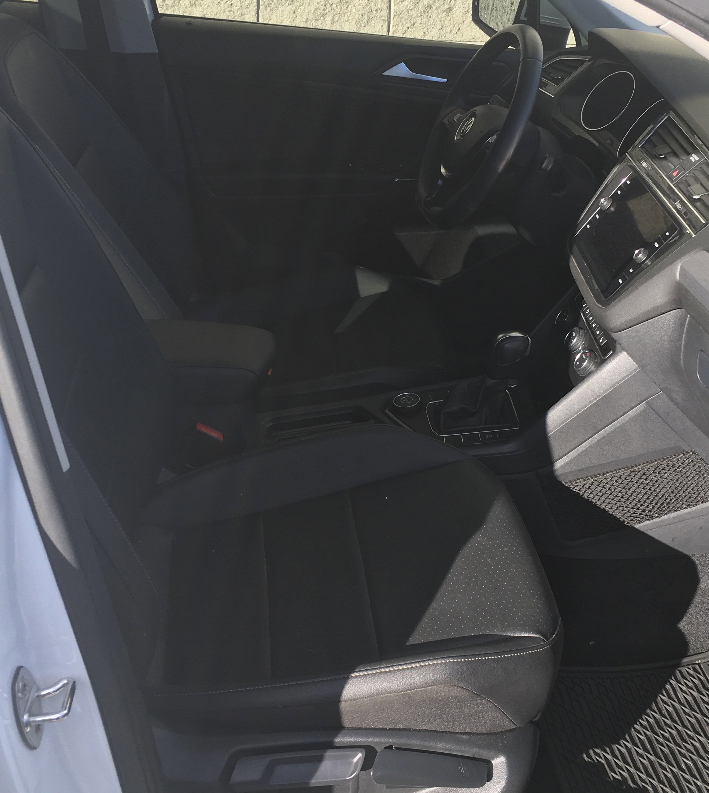 Used 2020 Volkswagen Tiguan SE w/ Panoramic Sunroof Package image 7