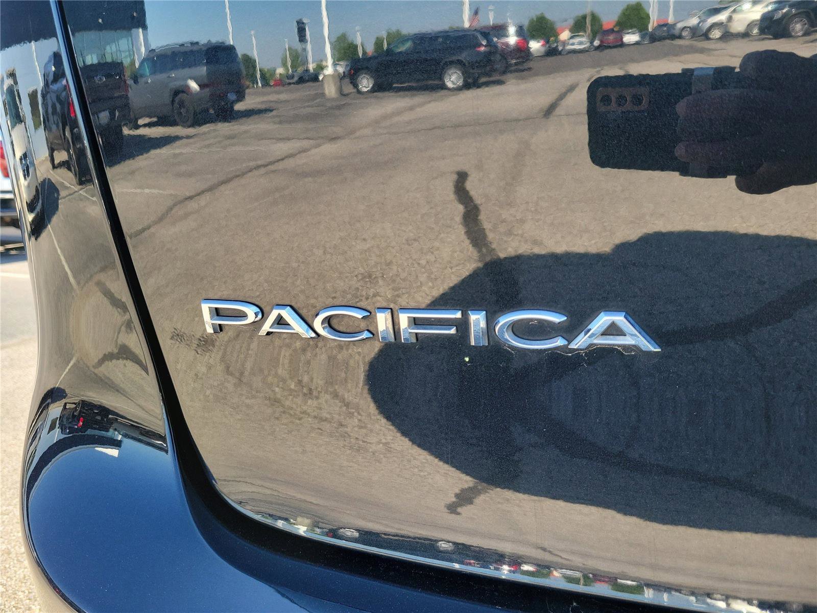 Used 2023 Chrysler Pacifica Touring-L FWD image 8