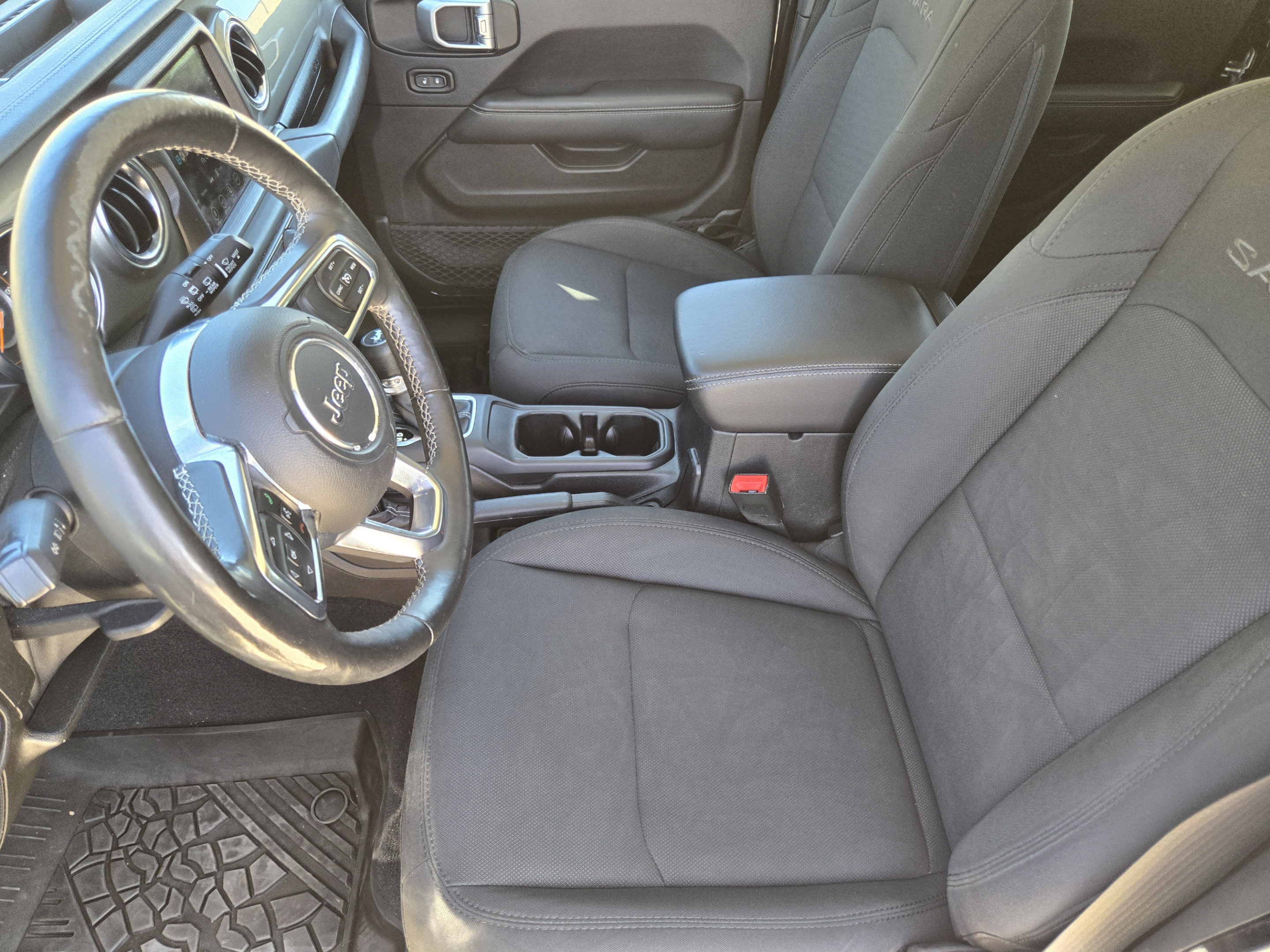 Used 2018 Jeep Wrangler Unlimited Sahara AWD/4WD image 9