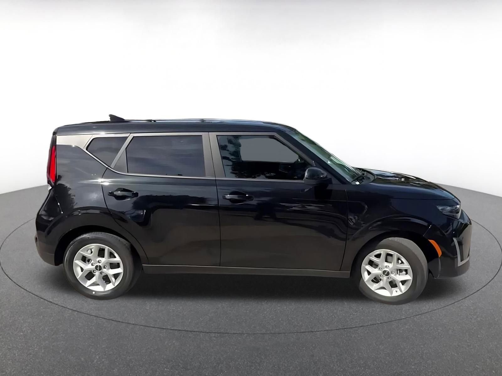 Used 2025 Kia Soul LX w/ LX Technology Package image 16