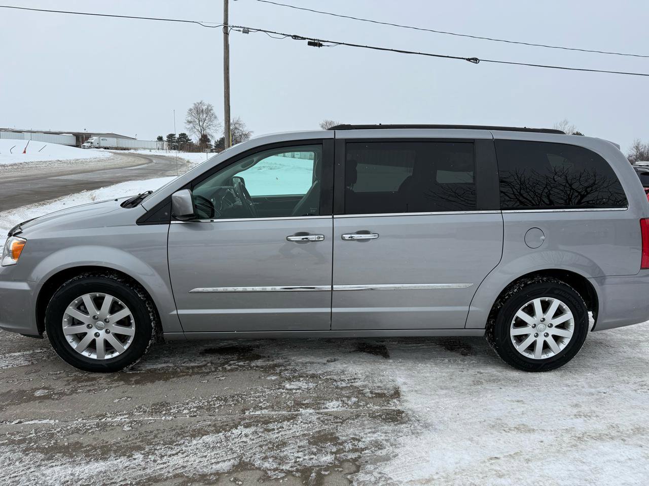 Used 2015 Chrysler Town & Country Touring w/ Driver Convenience Group image 8