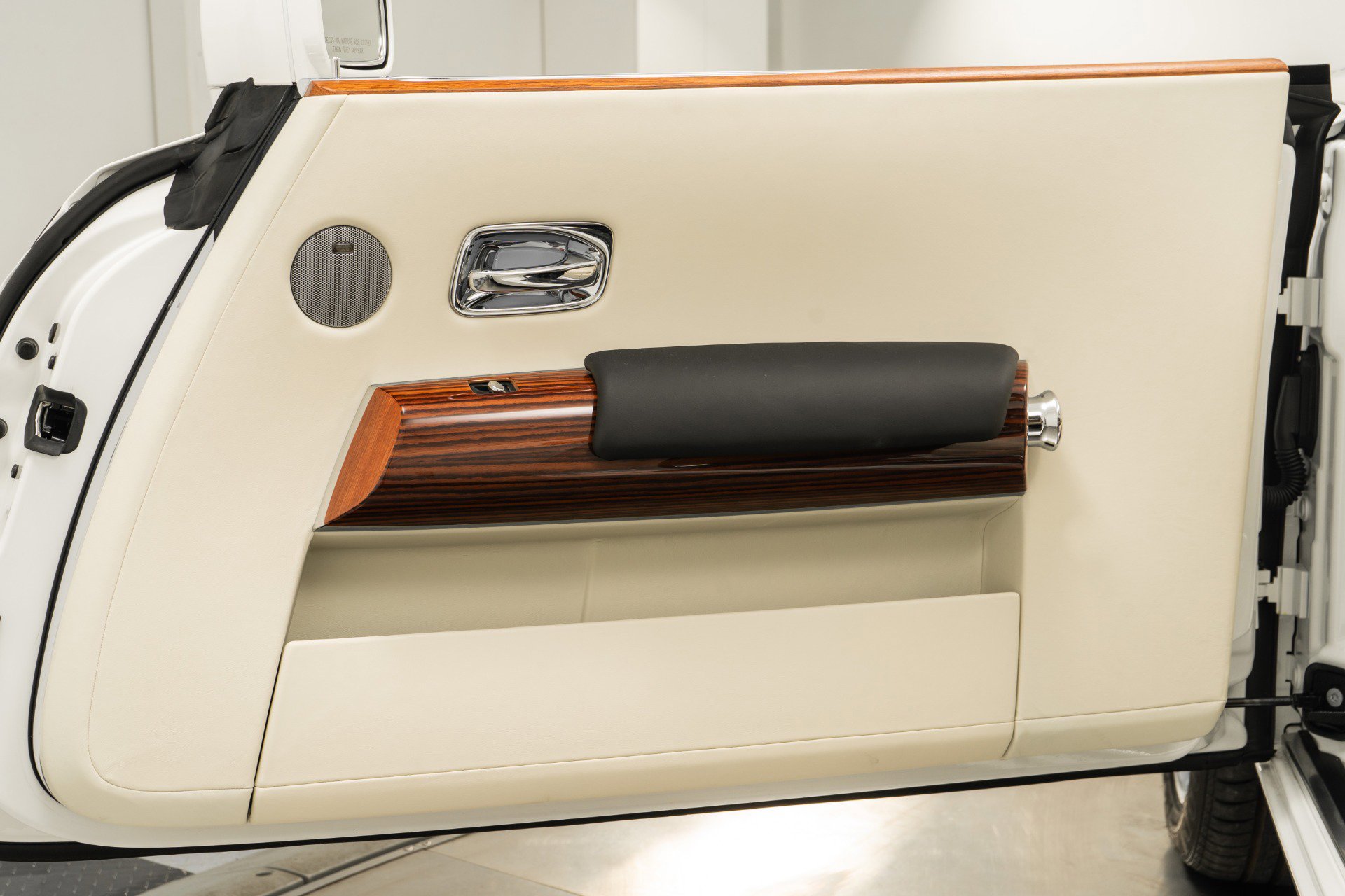 Used 2008 Rolls-Royce Phantom Drophead Coupe RWD image 35