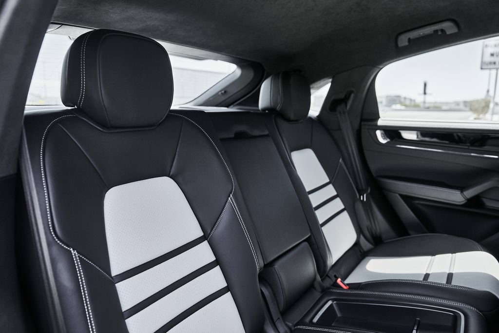 Used 2024 Porsche Cayenne Turbo GT AWD/4WD image 47