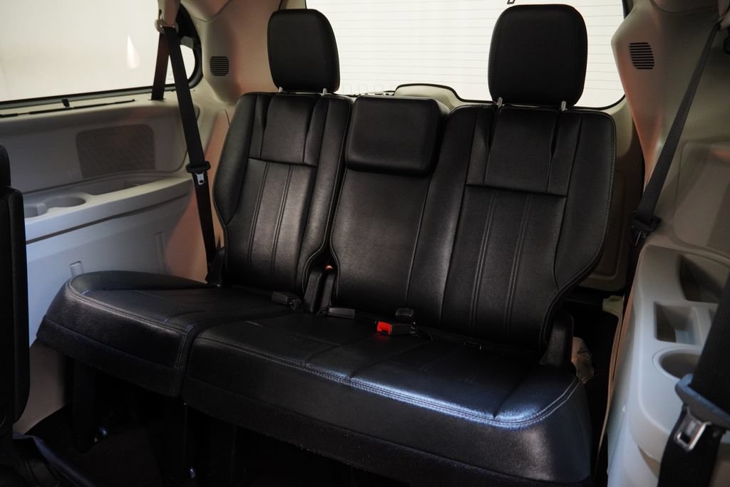 Used 2016 Chrysler Town & Country Touring w/ Driver Convenience Group FWD image 11