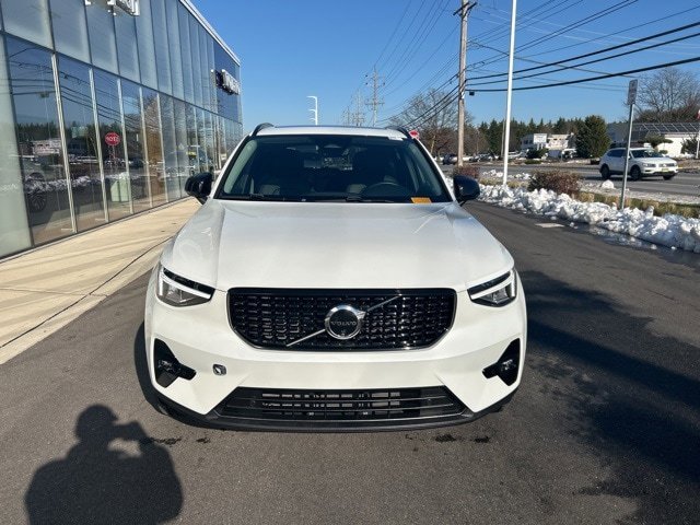 Certified 2025 Volvo XC40 B5 Plus AWD/4WD image 7
