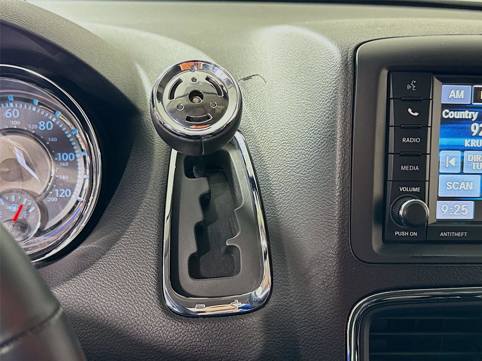 Used 2016 Chrysler Town & Country Touring image 10