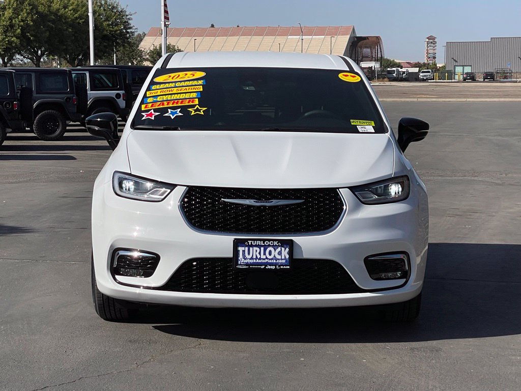 Used 2025 Chrysler Pacifica Select FWD image 2