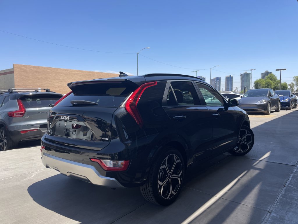 Used 2023 Kia Niro EX Touring image 3