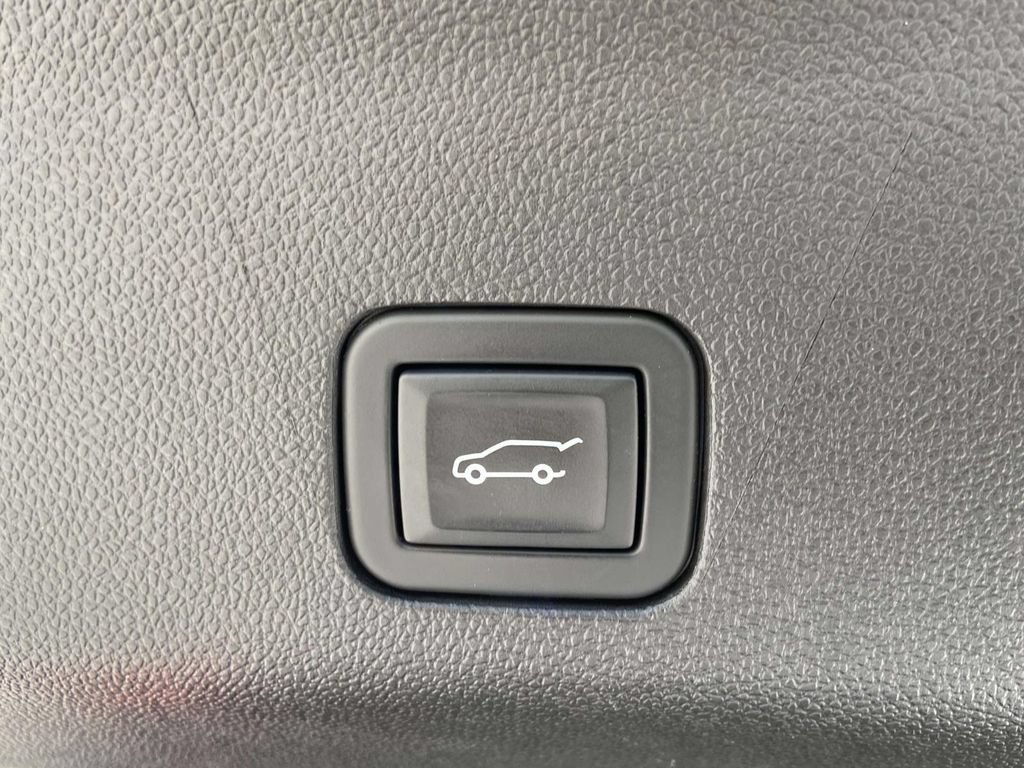 Used 2023 GMC Yukon XL Denali Ultimate AWD/4WD image 11