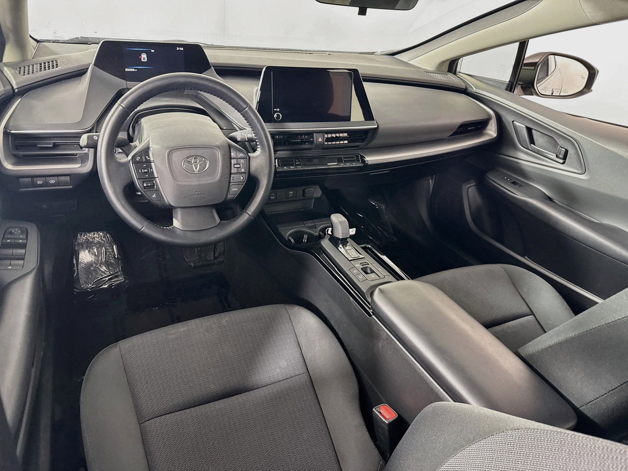 Certified 2025 Toyota Prius LE FWD image 18