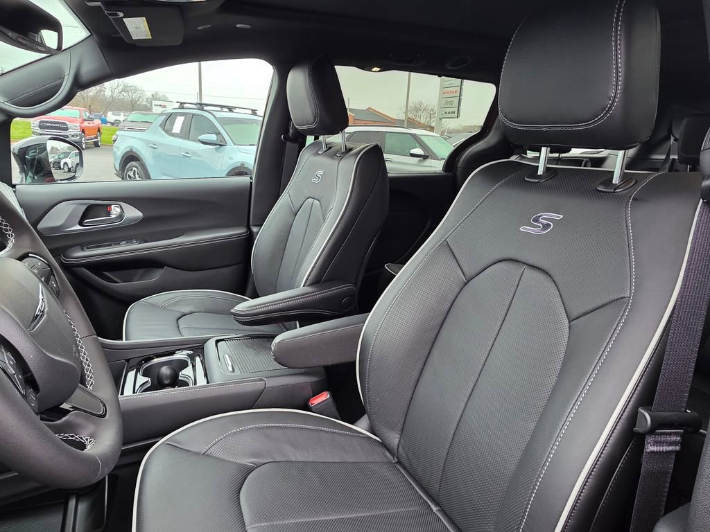 New 2026 Chrysler Pacifica Limited image 10
