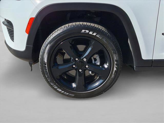 Used 2023 Jeep Grand Cherokee Altitude AWD/4WD image 11