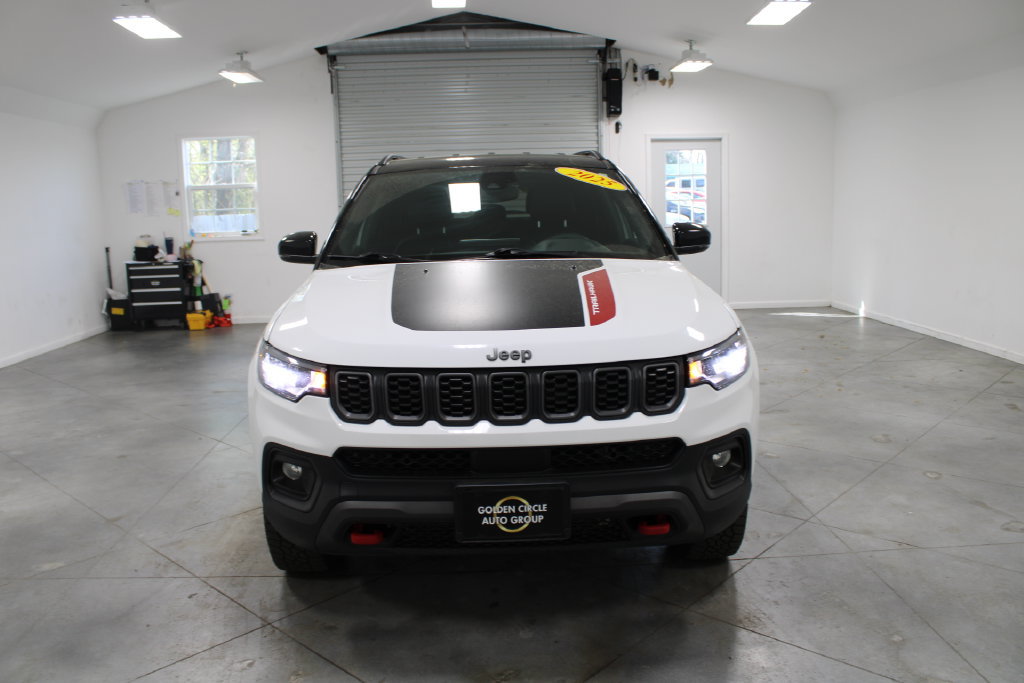 Used 2025 Jeep Compass Trailhawk AWD/4WD image 3