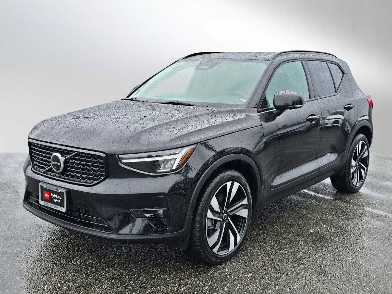 Used 2025 Volvo XC40 B5 Plus AWD/4WD image 7