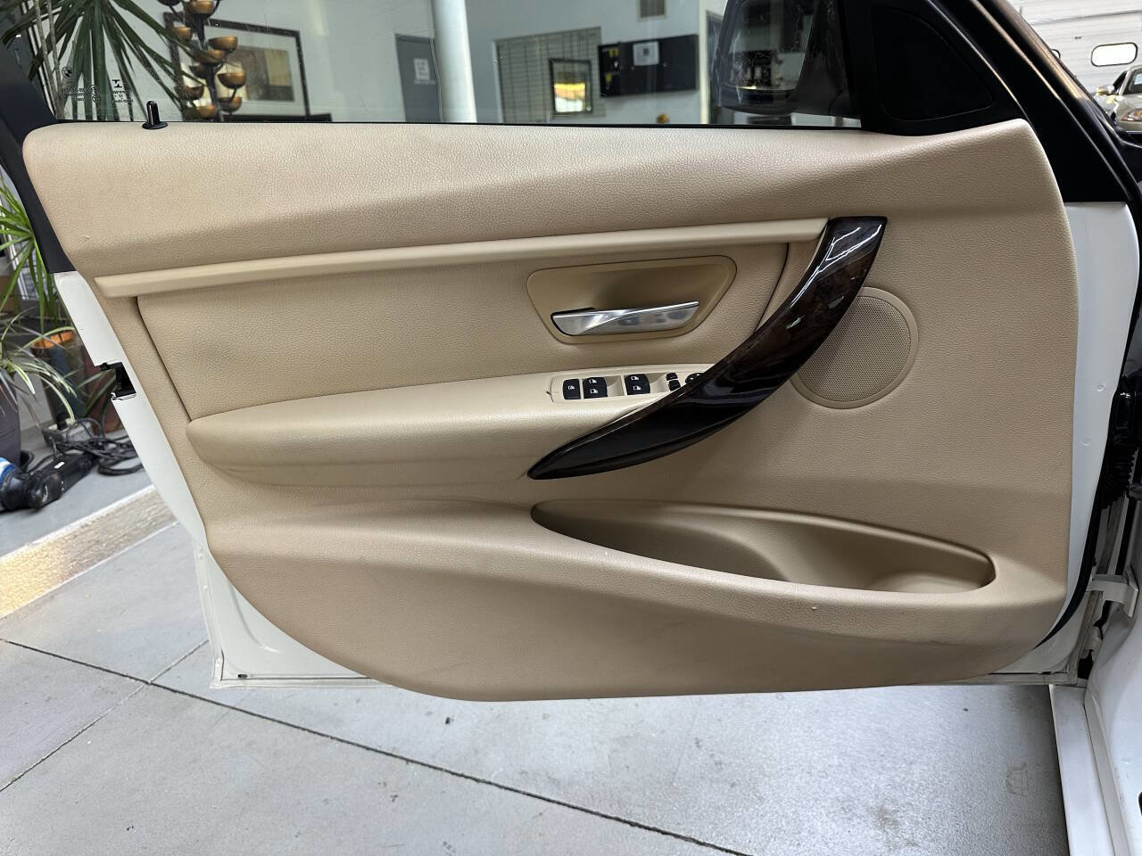Used 2014 BMW 320i 320i 4dr Sedan image 10