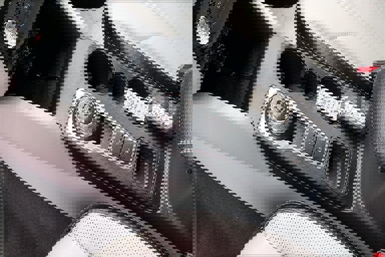 Certified 2025 Ford Escape SE w/ PHEV Premium Package image 17