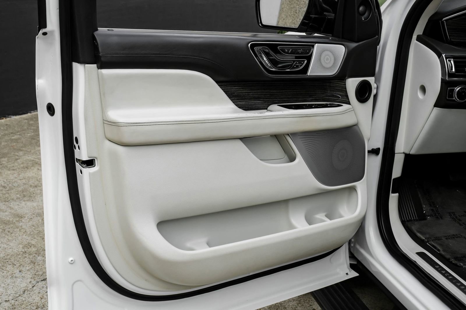 Used 2020 Lincoln Navigator Black Label w/ Cargo Convenience Package AWD/4WD image 44