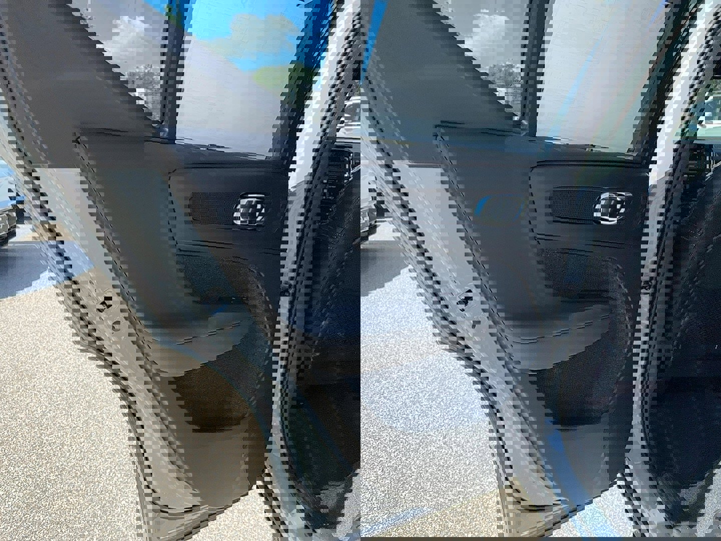 New 2025 Volvo XC40 B5 Ultra w/ Protection Package image 15