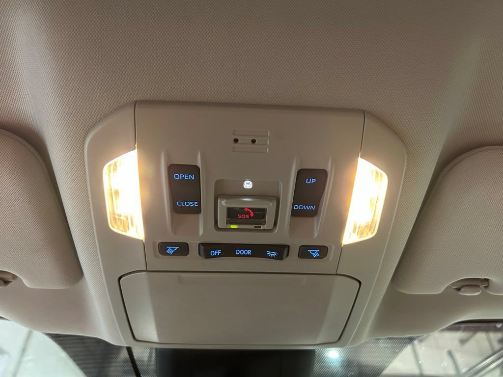 Used 2022 Toyota Highlander XLE AWD/4WD image 33