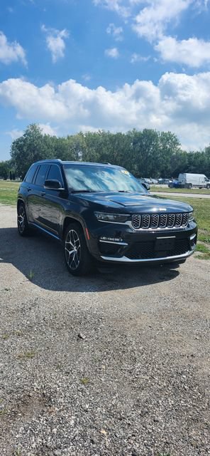 Used 2023 Jeep Grand Cherokee Summit AWD/4WD image 3