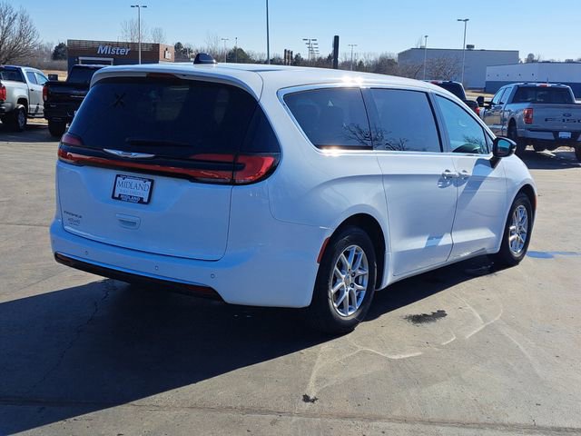 Used 2024 Chrysler Pacifica Touring-L image 3