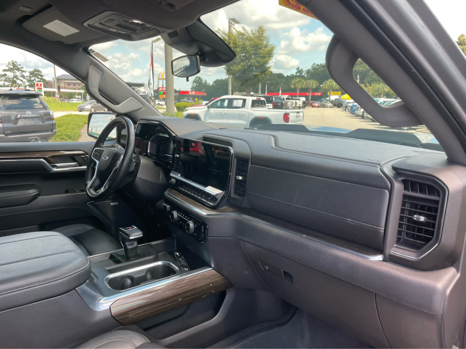 Used 2023 Chevrolet Silverado 1500 LT Trail Boss w/ LT Trail Boss Premium Package AWD/4WD image 27
