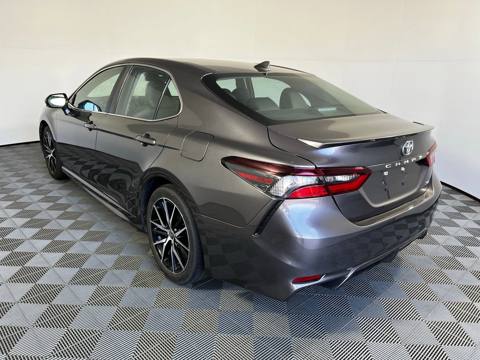 Used 2023 Toyota Camry SE FWD image 7