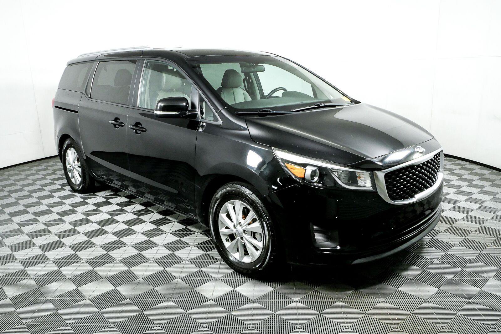 Used 2017 Kia Sedona LX w/ LX Essentials Premium Package FWD image 1