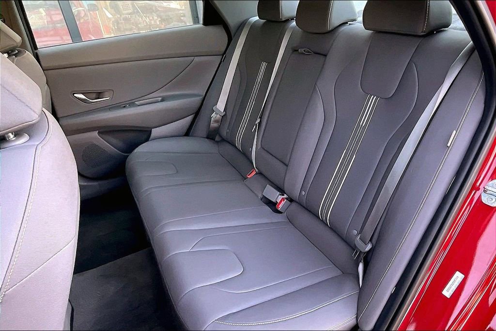 Used 2025 Hyundai Elantra SEL image 25