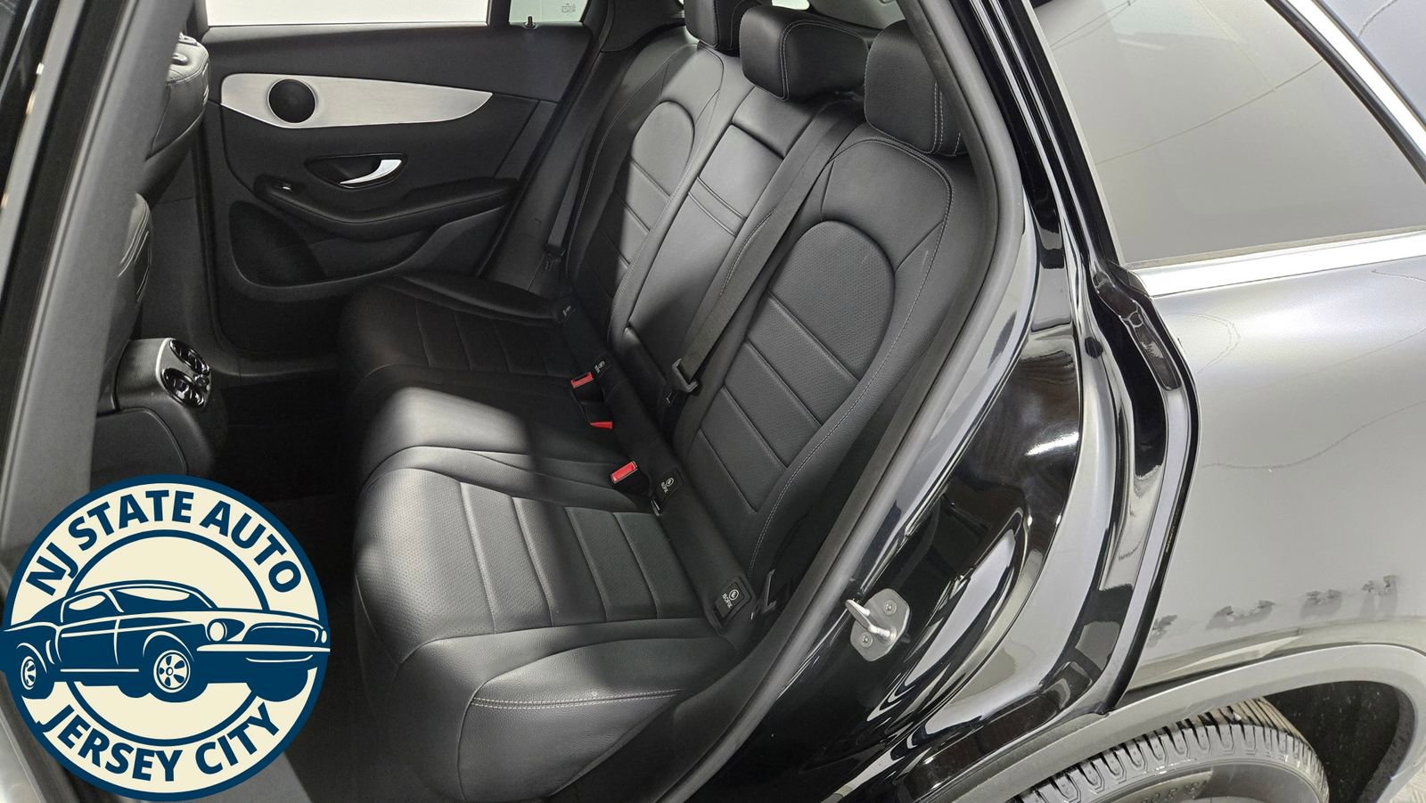 Used 2019 Mercedes-Benz GLC 300 4MATIC w/ Premium Package image 24